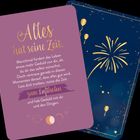 Text auf Karte: "Alles hat seine Zeit. Manchmal fordert das Leben mehr Geduld... zum Luftholen." Illustration mit Feuerwerk.