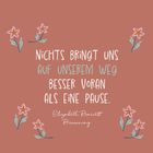 Zitat "Nichts bringt uns auf unserem Weg besser voran als eine Pause." Blumen umrahmen den Text.