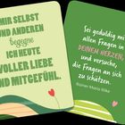 Zwei Karten mit inspirierenden Zitaten in Grüntönen und einer kleinen Herzillustration.