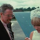 Keine Texte vorhanden. 

Ein Mann mit Brille raucht Pfeife, daneben steht eine Frau mit Blumenhaube im Freien.