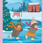 Zwei Bären schlittschuhfahren fröhlich auf einem zugefrorenen Teich, umgeben von einem geschmückten Baum und einer Schneelandschaft.