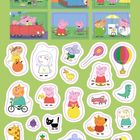 Peppa Wutz Charaktere in lustigen Szenen: im Bett, im Auto, auf dem Spielplatz. Sticker mit Tieren, Fahrzeugen und Luftballons.