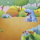 Illustration einer bunten Landschaft mit blauem Dinosaurier, gelbem Tier, Pflanzen und lachendem Gesicht hinter einem Baum.