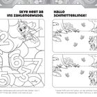 "Skye hebt ab ins Zahlengwusel" zeigt Skye, die durch Zahlen fliegt, begleitet von großen Zahlen 1-7. "Hallo Schmetterlinge!" zeigt Tracker und Carlos mit Schmetterlingen im Wald.