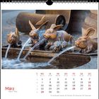 "März. Skulpturen von Tieren spucken Wasser in einen Brunnen."