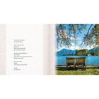 Text auf der linken Seite: Gedicht über Verlust und Erinnerung. Rechts: Zwei Bänke vor einem See mit Bergen im Hintergrund.