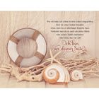 Text: „Wie oft habe ich schon in dein Leben eingegriffen… Ich bin an deiner Seite“. Dekoration mit Seesternen und Muscheln.