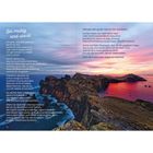 Sei mutig und stark. Eine Landschaft mit einer beeindruckenden Küstenlinie bei Sonnenuntergang, Bild auf den Seiten 14-15.