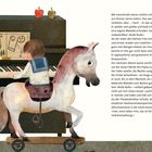 Text über eine junge Person, die Klavier spielt und mit einem Spielzeugpferd in maritimer Kleidung interagiert. Links Noten, oben Äpfel.