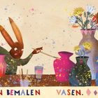 „ZWEI HASEN BEMALEN VASEN.“ Zwei Hasen mit Pinseln, bunte Vasen und Blumen. Zahl zwei voller Spritzer. Verspielte Illustration.
