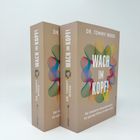 Zwei Bücher von Dr. Tommy Wood, Titel: "WACH IM KOPF!". Farbenfrohes geometrisches Muster auf beigem Hintergrund.