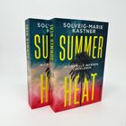 Zwei Bücher mit dem Titel "Summer Heat" von Solveig-Marie Kastner, darunter "Nicht alle werden überleben."