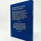 Ein stilistisches Manifest und zeitloser Begleiter. Zitat von Micky Beisenherz über Mode und Anspruch auf blauem Hintergrund.
