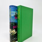 Zwei Bücher: "Das Jahr der Schmetterlinge". Linkes mit Blumenmotiv, rechtes grün mit gelbem Text.