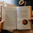 Text: "Mars – Energie, Antrieb und berufliche Durchsetzung" (Seiten 176-177). Zwei Hände halten ein aufgeschlagenes Buch.