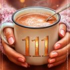 Die goldene Zahl "111" prangt auf einer großen Tasse mit heißer Schokolade, gehalten von Händen mit rosa lackierten Fingernägeln.