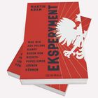 "EKSPERYMENT" ist der Titel eines roten Buchcovers mit einem weißen Adler. Autor: Martin Adam. Verlag: Quadriga.