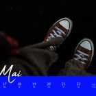 Text: "Mai, 16. 17. 18. 19. 20. 21. 22., Pfingstsonntag, Pfingstmontag." 

Rote Schuhe auf dunklem Hintergrund. Blaues Feld unten.