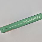 Rücken eines Buches mit Text: "Ingvild Holtan-Hartwig", "POLARHERZ", "MALIK" auf grünem Hintergrund.