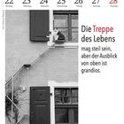 Februar Kalender mit Spruch: "Die Treppe des Lebens mag steil sein, aber der Ausblick von oben ist grandios." Tür, Fenster, Katze.