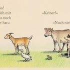 Texte: »Na schön! Dann denke ich mir etwas aus, das noch keiner gesagt hat.« »Keiner?« »Noch nie?« Tiere stehen zusammen auf Gras.