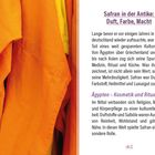Safran in der Antike: Duft, Farbe, Macht. Text über die kulturelle Bedeutung von Safran. Links: Stoff in Gelb- und Orangetönen.