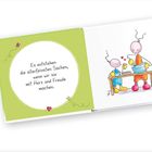 Text: „Es entstehen die allerfeinsten Sachen, wenn wir sie mit Herz und Freude machen.“ Illustration von zwei Figuren beim Backen.