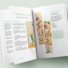 "Tischkonzept: Green & Gold. Natürliche Eleganz trifft modernen Glanz." Zeigt eine Anleitung zur Blumendekoration.