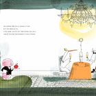 Text:
AM MORGE DRÄISCH Z JAPAN E FIUM
MIT EM BRAD BLITZ,
U AM AABE ISSISCH MIT DER ANGELINA LOLL
IMENE SCHIGGE RESTAURANT Z HOLLYWOOD.

Beschreibung:
Eine Illustration zeigt ein Schwein als Kellner in einem edlen Restaurant, das einem Storch und einer Kuh serviert. Ein Kronleuchter hängt über dem Tisch.