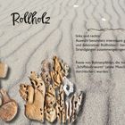 „Rollholz“ ist groß geschrieben. Links und rechts: dekorative Rollhölzer auf sandigem Hintergrund, von Muscheln durchlöchert.