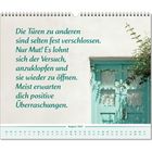 Kalenderblatt mit Text: "Die Türen zu anderen sind selten fest verschlossen..." Darunter eine blaue Tür, August 2027.