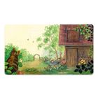 Illustration einer idyllischen Gartenszene. Ein kleines Haus mit Holztür, Blumen, Schubkarre und ein Kind in grüner Kleidung im Vordergrund.