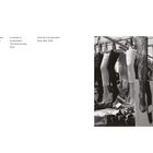 Markt in Amsterdam, 2011. Schwarze und weiße Strumpfhosen hängen an einem Marktstand.