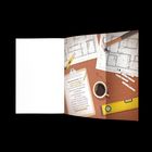 Ein Clipboard enthält einen Text über das Älterwerden. Umgeben von Bauplänen, Kaffeetasse, Hammer, Bleistiften und Wasserwaage.