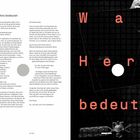 „02 RE:VIEW“ in schwarzer Schrift, rosafarbene und schwarze geometrische Formen mit einem grauen Kreis.