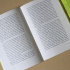 Ein Buch ist aufgeschlagen. Links unten steht "50", rechts unten "51". Daneben sind weitere Bücher mit gelbem Umschlag.