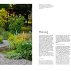 "Kiesgärten sind Sonnengärten." Text beschreibt Planung und Aspekte von Kiesgärten. Links Einblick in blühenden Gartenweg.