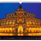 März-Kalenderseite zeigt die Semperoper, beleuchtet bei Nacht, mit eindrucksvoll hellen Lichtern und einem majestätischen Bau.