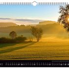 März. Frühnebel am Pfaffenstein. Kalender mit einer Landschaft bei Sonnenaufgang, Felder und Bäume im Nebel.