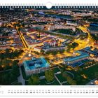 März-Kalender, Luftaufnahme einer beleuchteten Stadt bei Nacht, Fokus auf architektonische Strukturen und Straßen.
