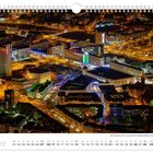 Kalenderblatt mit "März" und Wochentagen. Eine nächtliche Stadtansicht mit beleuchteten Gebäuden. Beschriftung: "Chemnitz bei Nacht".