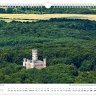 März, Die Krone Rügens – Jagdschloss Granitz, Kalenderansicht, Schloss umgeben von üppigem Wald, hügelige Landschaft.