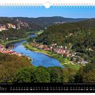 "März" steht am unteren Rand. Eine Landschaft mit einem Fluss, umgeben von Hügeln und einem Dorf.