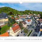 März, Die ReRoNaBierrastätte schlängelt sich durch die Stadt. Luftaufnahme einer Stadt mit vielen Häusern und viel Grün.