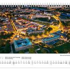 Kalendermonat März mit Feiertagen: Internationaler Frauentag (08.03.), Karfreitag (26.03.), Ostersonntag (28.03.). Luftaufnahme einer beleuchteten Stadt bei Nacht.