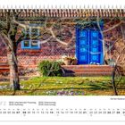 Kalender für März mit blauem Haustor, rotem Ziegelhaus, Baum, Blumenbeet mit Krokussen.