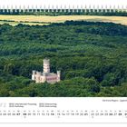 "Krone Rügens - Jagdschloss Granitz"; Kalender für März. Das Schloss inmitten üppiger Wälder, Felder im Hintergrund.