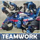 "TEAMWORK" oben, Beschreibung von Michael Cords' Kunst und Formel-1-Wagen. Illustration eines Boxenstopps mit Crew und Auto.