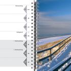 Kalender zeigt Dezember 2026. Ereignisse: Winteranfang am 21., Heiligabend am 24., 1. Weihnachtstag am 25., 2. Weihnachtstag am 26. Rechts: Schneebedeckter Holzsteg am Meer.