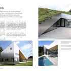 "House Mesh" 2019 in Hagenberg, Einfamilienhaus; begrüntes Dach, Leichtbauholz, Glasflächen verbinden Räume. Drei Fotos vom modernen Haus mit grünem Dach und Pool.